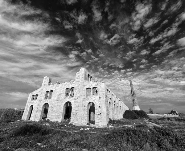 Italia; Sicilia, Sampieri (provincia de Ragusa), ruinas de una antigua fábrica de ladrillos — Foto de Stock
