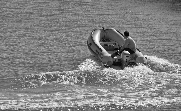 Italia, Mar Mediterráneo; 13 de enero de 2016, hombre en un barco de goma - EDITORIAL —  Fotos de Stock