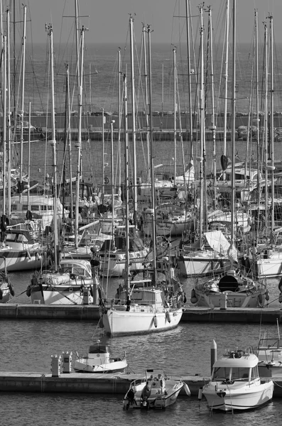 Italia, Sicilia, Mar Mediterráneo, Marina di Ragusa; 12 Enero 2016, vista de yates de lujo en el puerto deportivo - EDITORIAL —  Fotos de Stock