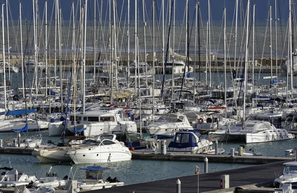 Włochy, Sycylia, Morze Śródziemne, Marina di Ragusa; 27 listopada 2015, widok luksusowych jachtów w marina - Redakcja — Zdjęcie stockowe