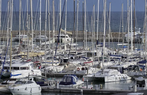 Olaszország, Szicília, Földközi-tenger, Marina di Ragusa; 2015. December 20.-ig view luxus jacht a kikötőben - szerkesztőség — Stock Fotó