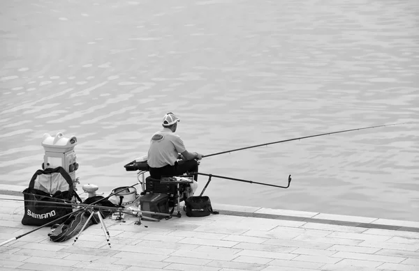 Italie, Sicile, Marina di Ragusa ; 4 octobre 2015, pêcheur dans le port - EDITORIAL — Photo