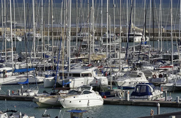 Italia, Sicilia, Mar Mediterráneo, Marina di Ragusa; 27 Noviembre 2015, vista de yates de lujo en el puerto deportivo - EDITORIAL — Foto de Stock