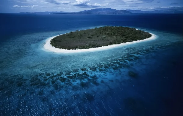 Océano Pacífico, Islas Fiyi, vista aérea de una pequeña isla de arrecifes tropicales - SCAN DE PELÍCULA —  Fotos de Stock