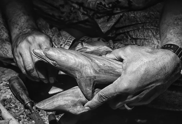 Fiji-eilanden, Viti Levu Isl., Fijian man snijwerk van tropisch hout te maken van een dolfijn staue - Film scannen — Stockfoto