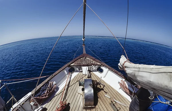 SUDAN, Mar Rosso, Sanghaneb Reef, veduta della barriera corallina da una barca a vela in legno - FILM SCAN — Foto Stock