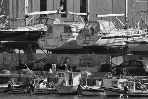 Italien, Sicilien, Medelhavet, Marina di Ragusa; 5 februari 2016, yachter trä fiskebåtar och lyxiga iland i ett båtvarv i marina - ledare — Stockfoto