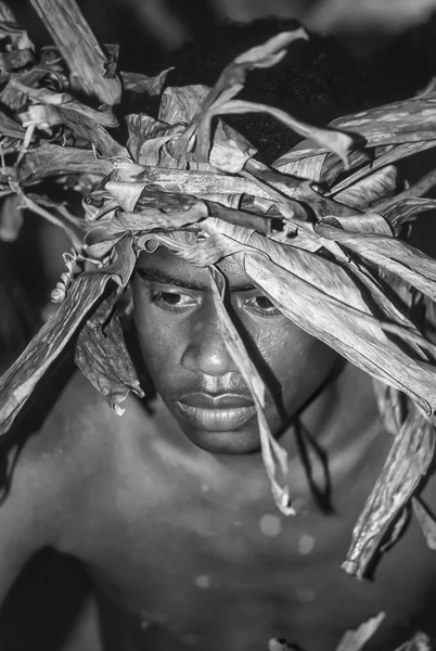 Islas Fiji, Lautoka; 28 de enero de 2001, joven en traje fijiano tradicional - EDITORIAL (SCAN DE PELÍCULA ) — Foto de Stock