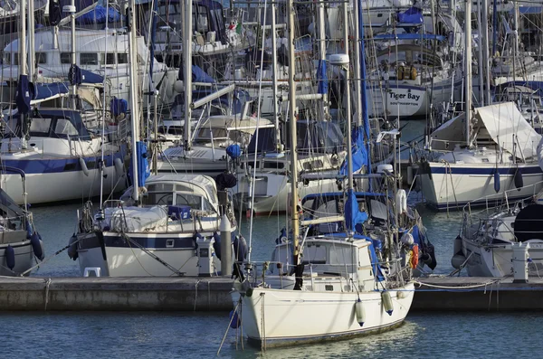 İtalya, Sicilya, Akdeniz, Marina di Ragusa; 8 Ocak 2016, marina - içerik görünümü Lüks Yatlar — Stok fotoğraf