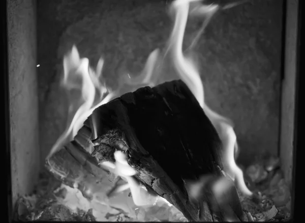 Дрова, що горять у печі — стокове фото