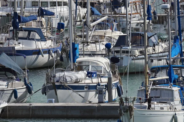 Italia, Sicilia, Mar Mediterráneo, Marina di Ragusa; 4 Febrero 2016, yates de lujo en el puerto deportivo - EDITORIAL —  Fotos de Stock