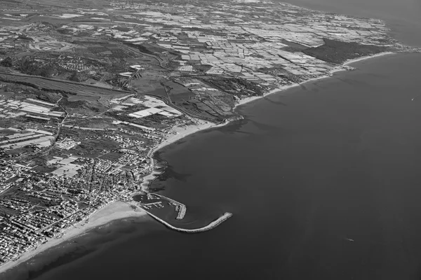 Itálie, Sicílie; Letecký pohled na jižní východní sicilské pobřeží a město Scoglitti (provincie Ragusa) — Stock fotografie