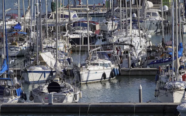 Ιταλία, Σικελία, στη Μεσόγειο θάλασσα, Marina di Ragusa? 17 Οκτωβρίου 2015, θέα στα Πολυτελή yachts στη Μαρίνα - συντακτική — Φωτογραφία Αρχείου