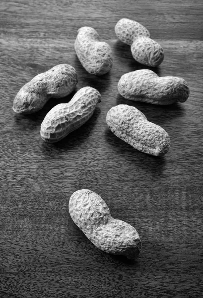 Rostade jordnötter på ett träbord — Stockfoto