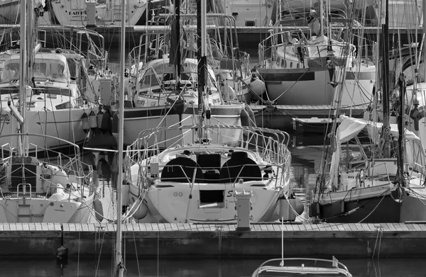 Italia, Sicilia, Mar Mediterráneo, Marina di Ragusa; 30 Diciembre 2015, vista de yates de lujo en el puerto deportivo - EDITORIAL — Foto de Stock