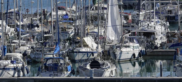 Италия, Сицилия, Средиземное море, Marina di Ragusa; 10 ноября 2015 года, вид роскошных яхт в марине - EDITORIAL — стоковое фото
