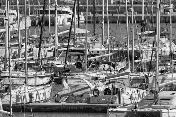 Itália, Sicília, Mar Mediterrâneo, Marina di Ragusa; 14 Janeiro 2016, vista de iates de luxo na marina - EDITORIAL — Fotografia de Stock