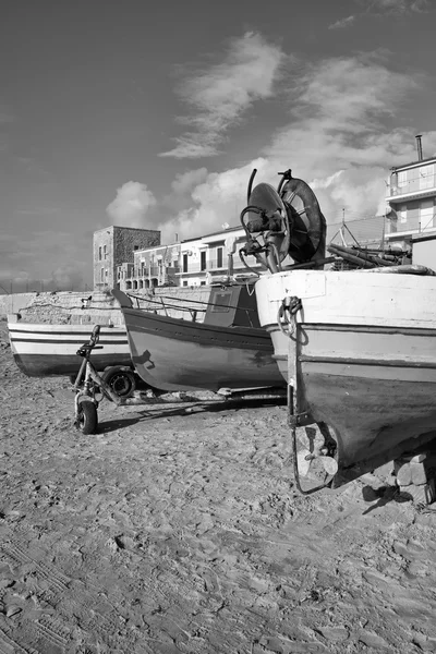 Italien, Sizilien, Mittelmeer, Punta secca (Provinz Ragusa), hölzerne Fischerboote an Land — Stockfoto