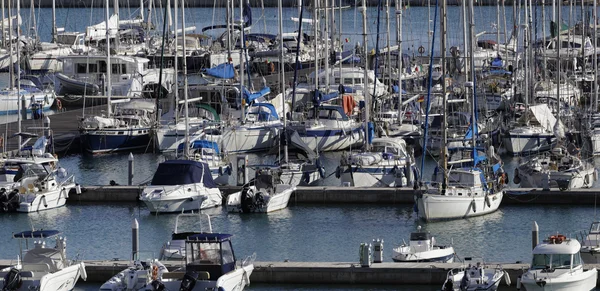 Italien, Sicilien, Medelhavet, Marina di Ragusa; 20 November 2015, syn på lyxiga yachter i marina - ledare — Stockfoto