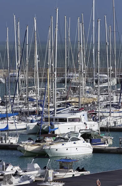 Italia, Sicilia, Mar Mediterráneo, Marina di Ragusa; 12 Enero 2016, vista de yates de lujo en el puerto deportivo - EDITORIAL — Foto de Stock