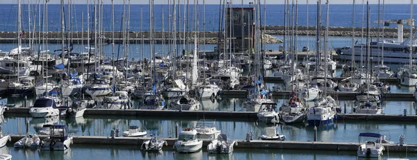 Italia, Sicilia, Mar Mediterráneo, Marina di Ragusa; 10 Noviembre 2015, vista de yates de lujo en el puerto deportivo - EDITORIAL —  Fotos de Stock