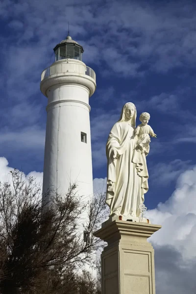 Itálie, Sicílie, Středozemní moře, Punta Secca (provincie Ragusa), socha Madony v přístavu a maják v pozadí — Stock fotografie