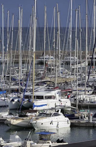 意大利的西西里岛，地中海，玛丽娜迪拉古;2015 年 12 月 20 日，视图的豪华游艇在码头-社论 — 图库照片