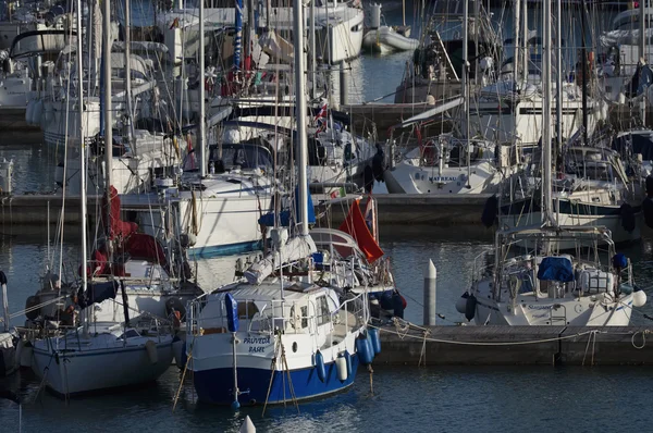 Italien, Sizilien, Mittelmeer, Marina di ragusa; 16. Oktober 2015, Blick auf Luxusyachten im Yachthafen - Leitartikel — Stockfoto