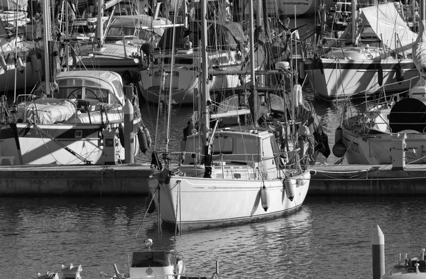 İtalya, Sicilya, Akdeniz, Marina di Ragusa; 22 Aralık 2015, marina - içerik görünümü Lüks Yatlar — Stok fotoğraf