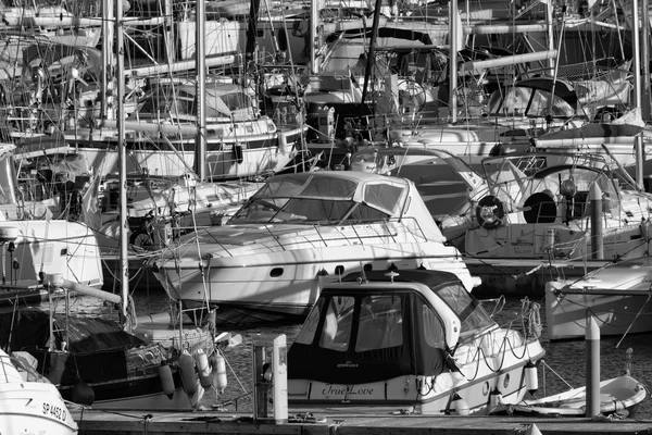 Италия, Сицилия, Средиземное море, Marina di Ragusa; 10 декабря 2015 года, вид роскошных яхт в марине - EDITORIAL — стоковое фото