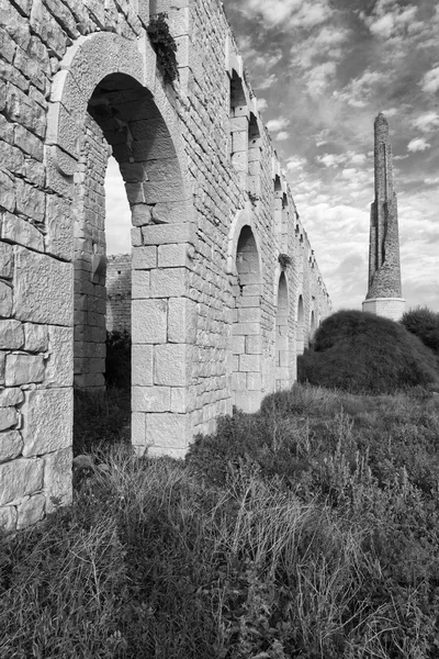 Италия; Сицилия, Сампиери (провинция Рагуза), руины старого кирпичного завода — стоковое фото