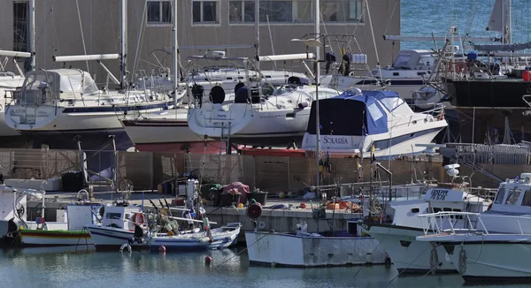 Ιταλία, Σικελία, στη Μεσόγειο θάλασσα, Marina di Ραγκούσα? 6 Φεβρουαρίου 2016, ξύλινα ψαροκάικα και Πολυτελή σκάφη στην ξηρά σε ένα ναυπηγείο στη Μαρίνα - συντακτική — Φωτογραφία Αρχείου