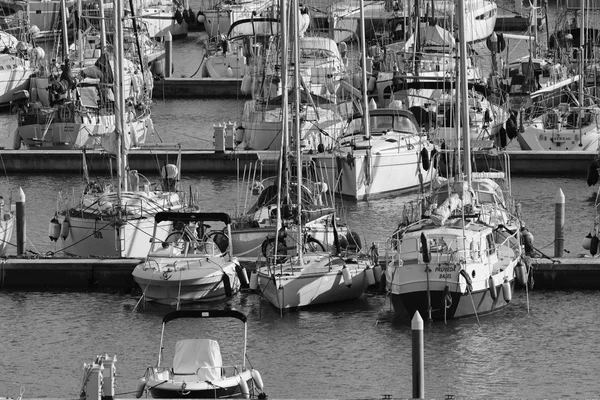 Italia, Sicilia, Mar Mediterráneo, Marina di Ragusa; 31 Enero 2016, vista de barcos y yates de lujo en el puerto deportivo - EDITORIAL — Foto de Stock