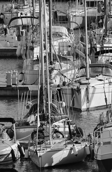 Italia, Sicilia, Mar Mediterráneo, Marina di Ragusa; 31 Enero 2016, vista de barcos y yates de lujo en el puerto deportivo - EDITORIAL —  Fotos de Stock