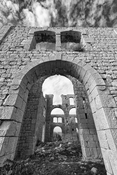 Italien; Sicilien, Sampieri (provinsen Ragusa), ruinerna av en gammal tegel fabrik — Stockfoto