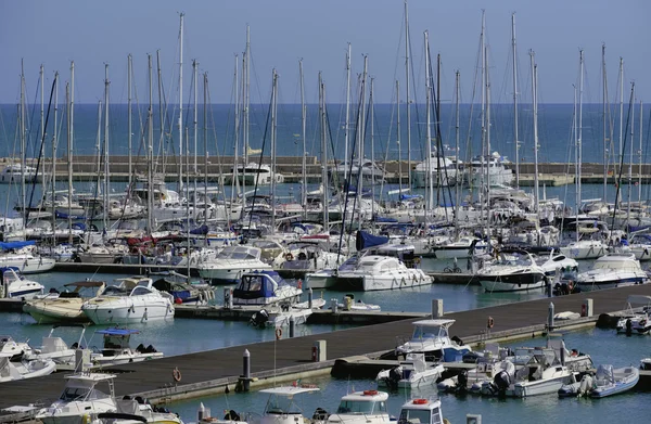 Italia, Sicilia, Mar Mediterráneo, Marina di Ragusa; 8 octubre 2015, vista de yates de lujo en el puerto deportivo - EDITORIAL —  Fotos de Stock