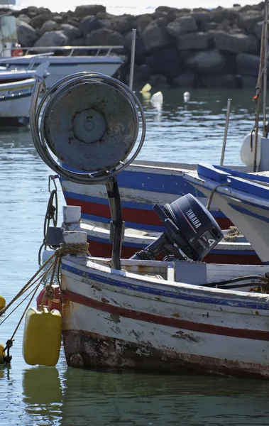 Италия, Сицилия, Средиземное море, Пунта-Секка (Ragusa Province); 02 февраля 2016, деревянные рыболовные лодки в порту - РЕДАКЦИЯ — стоковое фото