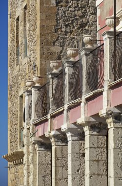 İtalya, Sicilya, Akdeniz, Punta Secca (Ragusa eyaletinde), deniz üzerinde eski bir Sicilyalı taş ev, görüntüleme