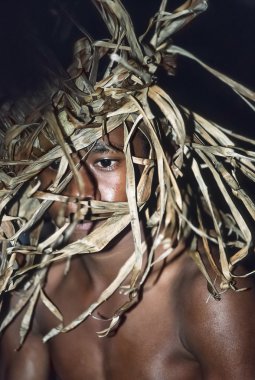 Fiji Adaları, Lautoka; 28 Ocak 2001, genç adam geleneksel Fiji kıyafeti - Editörden (Film tarama)