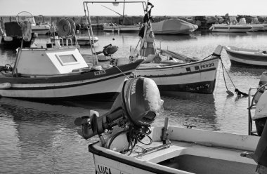 İtalya, Sicilya, Akdeniz, Punta Secca (Ragusa eyaletinde); 02 Ocak 2016, ahşap balıkçı tekneleri limanda - Editörden