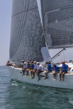 İtalya, Sicilya, Akdeniz; 30 Haziran 2012, yelkenli mürettebat bir yarışta - Editörden