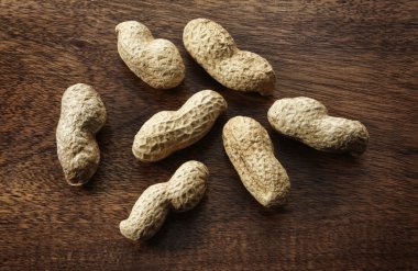 Ahşap bir masa üzerinde kavrulmuş fıstık