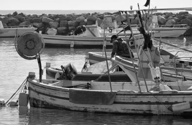 İtalya, Sicilya, Akdeniz, Punta Secca (Ragusa eyaletinde); 02 Şubat 2016, ahşap balıkçı tekneleri limanda - Editörden