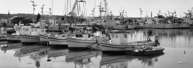 İtalya, Sicilya, Scoglitti (Ragusa eyaletinde); 12 Ekim 2015, Sicilya ahşap balıkçı tekneleri limanda - Editörden