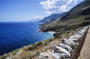 İtalya, Sicilya, Tiren Denizi, kayalık sahil yakınındaki S.Vito Lo Capo, Zingaro Milli Parkı (Trapani) - Film tarama görünümünü