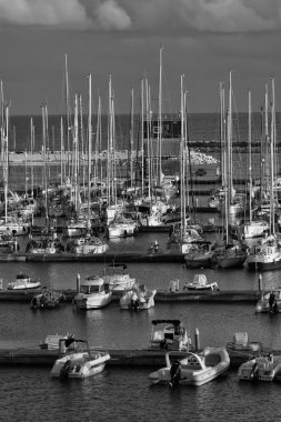 İtalya, Sicilya, Akdeniz, Marina di Ragusa; 10 Ekim 2015, marina - içerik görünümü Lüks Yatlar