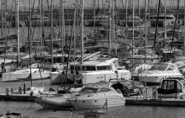 İtalya, Sicilya, Akdeniz, Marina di Ragusa; 29 Kasım 2015, marina - içerik görünümü Lüks Yatlar