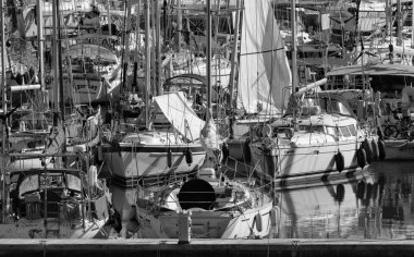 İtalya, Sicilya, Akdeniz, Marina di Ragusa; 10 Kasım 2015, marina - içerik görünümü Lüks Yatlar