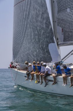 İtalya, Sicilya, Akdeniz; 30 Haziran 2012, yelkenli mürettebat bir yarışta - Editörden