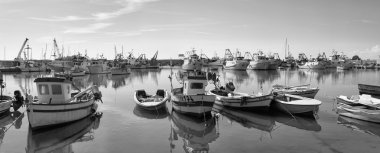 İtalya, Sicilya, Scoglitti (Ragusa eyaletinde); 12 Ekim 2015, Sicilya ahşap balıkçı tekneleri limanda - Editörden